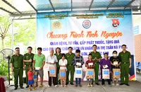 Trao quà tặng gia đình chính sách, người có công với cách mạng, các cháu học sinh nghèo vượt khó.