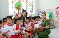 Hội Phụ nữ Cục Cảnh sát điều tra tội phạm về ma túy tặng quà cho các cháu mẫu giáo.