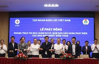 Đại diện các nhà máy nhiệt điện than thuộc EVN ký kết giao ước thi đua.
