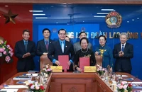 Ký kết Chương trình phối hợp giữa Tổng Liên đoàn Lao động Việt Nam và Hội Khuyến học Việt Nam. (Ảnh: Hải Nguyễn)