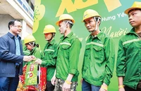 Chủ tịch Tổng Liên đoàn Lao động Nguyễn Đình Khang trao quà tặng công nhân lao động tỉnh Hưng Yên, trong Chương trình " Xây Tết" do Báo Nhân Dân và Công ty Cổ phần xây dựng Coteccons phối hợp tổ chức. Ảnh: Thành Đạt