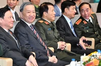 Tổng Bí thư Tô Lâm và các đại biểu tham dự chương trình giao lưu nghệ thuật chính luận "Sống trong lòng dân".