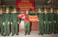 Thiếu tướng Lê Văn Phúc trao100 triệu đồng của Đảng ủy, Bộ Tư lệnh Bộ đội biên phòng tặng các thành viên trong đoàn công tác. Ảnh: Văn Chương