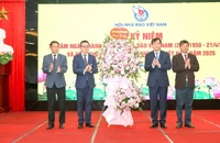 Lãnh đạo Ban Tuyên giáo và Dân vận Trung ương tặng lẵng hoa chúc mừng 75 năm thành lập Hội Nhà báo Việt Nam.