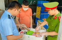 Hơn 1 tấn nguyên liệu đã bị thu giữ.