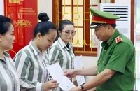 Trung tướng Nguyễn Văn Phục trao Quyết định đặc xá cho các phạm nhân đủ điều kiện.