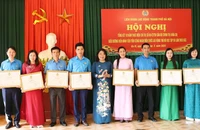 Trao Bằng khen tặng các cá nhân điển hình tiên tiến trong học tập và làm theo tư tưởng, đạo đức, phong cách Hồ Chí Minh (giai đoạn 2016-2025).