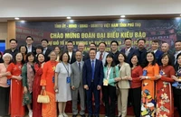 Đoàn kiều bào chụp ảnh lưu niệm với lãnh đạo Ủy ban nhân dân tỉnh Phú Thọ (Nguồn: Ủy ban người Việt Nam ở nước ngoài).