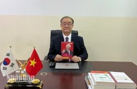Với gần 40 năm gắn bó với đất nước, con người Việt Nam và sử dụng thành thạo tiếng Việt, Giáo sư Ahn Kyong-Hwan đã dịch nhiều tác phẩm nổi tiếng của Việt Nam sang tiếng Hàn Quốc.