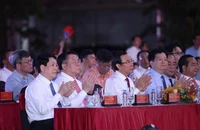 Các đồng chí lãnh đạo Đảng, Nhà nước tham dự chương trình nghệ thuật “Vang mãi khúc khải hoàn” tại điểm cầu Thành phố Hồ Chí Minh. (Ảnh: Lâm Khánh/TTXVN)