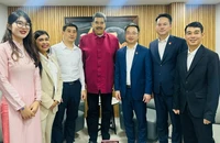 Tổng thống Venezuela Nicolas Maduro tiếp và chụp ảnh kỷ niệm với Đoàn đại biểu cấp cao Trung ương Đoàn Thanh niên Cộng sản Hồ Chí Minh. (Ảnh: Đại sứ quán Việt Nam tại Venezuela)
