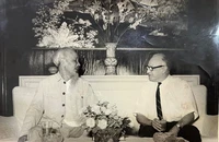 Chủ tịch Hồ Chí Minh tiếp thân mật ông Eduardo Gallegos, Ủy viên Bộ Chính trị, Trưởng Ban Đối ngoại Trung ương Đảng Cộng sản Venezuela thăm Việt Nam và dự Quốc khánh 2/9/1964. (Ảnh tư liệu do Đại sứ quán Việt Nam tại Venezuela cung cấp)