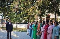 Đại sứ Lê Quang Long và các đại biểu tham dự lễ dâng hoa. (Ảnh: Đại sứ quán Việt Nam tại Cuba)