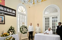 Bí thư thứ nhất Ban Chấp hành Trung ương Đảng Cộng sản Cuba, Chủ tịch nước Cộng hòa Cuba Miguel Díaz-Canel ghi sổ tang tưởng nhớ nguyên Chủ tịch nước Trần Đức Lương. (Ảnh: Đại sứ quán Việt Nam tại Cuba)