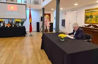 Ông Jan van Zanen, Thị trưởng thành phố The Hague ghi sổ tang. (Ảnh: Đại sứ quán Việt Nam tại Hà Lan)