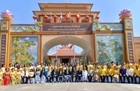 Thủ tướng Thái Lan Srettha Thavisin chụp ảnh lưu niệm cùng các kiều bào. (Ảnh: CTV)