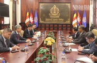 Đại sứ Việt Nam tại Campuchia Nguyễn Minh Vũ (thứ hai từ trái sang) làm việc với Phó Thủ tướng, Bộ trưởng Giáo dục, Thanh niên và Thể thao Campuchia Hang Chuon Naron (thứ ba từ phải sang).