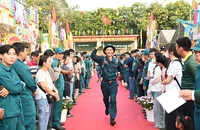 Không khí phấn khởi của các tân binh ngày nhập ngũ.