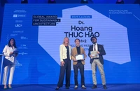 Kiến trúc sư Hoàng Thúc Hào (đứng giữa) nhận Giải thưởng Kiến trúc bền vững toàn cầu 2025. (Ảnh: Hội Kiến trúc sư Việt Nam)