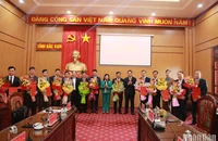 Thường trực Tỉnh ủy Bắc Kạn tặng hoa chúc mừng các cán bộ nhận nhiệm vụ mới.
