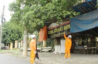 Cán bộ Công ty Điện lực Bắc Kạn tuyên truyền, hướng dẫn người dân huyện Chợ Mới phòng, tránh nguy hiểm từ lưới điện đi qua những cây to.