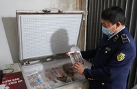Một trong số những thực phẩm đông lạnh không rõ nguồn gốc bị tạm giữ. (Ảnh: NGỌC ÁNH)