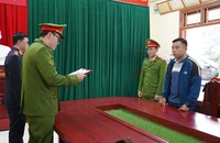 Cơ quan Cảnh sát điều tra tống đạt quyết định khởi tố bị can và bắt tạm giam đối tượng Cao Sinh Sáu. Ảnh: NGỌC ÁNH