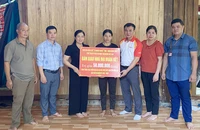 Lãnh đạo Ủy ban Mặt trận Tổ quốc Việt Nam tỉnh Bắc Kạn trao hỗ trợ làm nhà cho hộ nghèo ở thôn Nà Vài, xã Bằng Thành, huyện Pác Nặm. (Ảnh: HƯƠNG LAN)