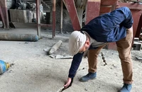 Những vết nứt ngày càng mở rộng trong nhà xưởng tuyển nổi của Công ty trách nhiệm hữu hạn thương mại dịch vụ Hoàng Nam. (Ảnh: TUẤN SƠN)