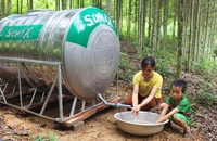 Người dân xã Sỹ Bình (Bạch Thông) được hỗ trợ téc chứa nước sinh hoạt hợp vệ sinh. (Ảnh: THU TRANG).