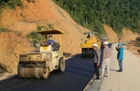 Thi công dự án đường thành phố Bắc Kạn đi hồ Ba Bể kết nối sang Na Hang (Tuyên Quang). (Ảnh: HÀ LƯỢNG)