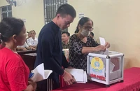 Cử tri huyện Chợ Đồn bỏ phiếu ý kiến đóng góp về đề án sắp xếp, sáp nhập, đổi tên thôn, tổ dân phố năm 2024. (Ảnh: NÔNG ĐUỔNG)