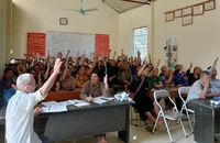 Cử tri xã Yên Phong, huyện Chợ Đồn, biểu quyết nhất trí cao với dự thảo hai đề án. (Ảnh: NÔNG VUI)