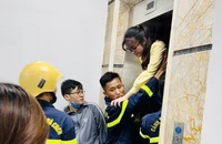 Học sinh được cứu hộ, giải thoát khỏi thang máy bị kẹt