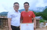 Chủ tịch huyện Bá Thước trao tặng Giấy khen cho công dân dũng cảm cứu người khỏi bị đuối nước.