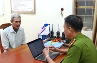 Công an xét hỏi đối tượng.