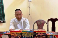 Đối tượng Lê Văn Đức cùng pháo tang vật.