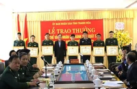 Lãnh đạo tỉnh Thanh Hóa trao tặng Bằng khen cho tập thể, cá nhân xuất sắc.
