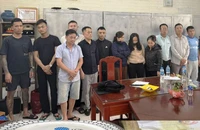 Các đối tượng tổ chức, đánh bạc cùng tang vật.