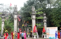 Tam quan dẫn lối lên Đền thờ Độc Cước.