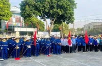 Các tầng lớp nhân dân ở thị xã Bỉm Sơn dự lễ ra quân hưởng ứng Ngày Môi trường Thế giới.