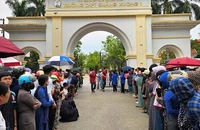 Thí sinh rời khỏi địa điểm thi trong chờ đón của phụ huynh.