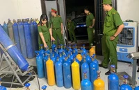 Lực lượng chức năng phát hiện, thu giữ bình chứa, thiết bị san, chiết "khí cười" trái phép.