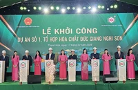 Các đại biểu động thổ khởi công Dự án số 1-Tổ hợp hóa chất Đức Giang.