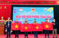 Bộ đội Biên phòng cùng nhà tài trợ trao tặng cờ, động viên ngư dân vươn khơi, bám biển.