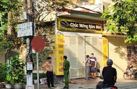 Khu vực bên ngoài phòng khám xảy ra sự việc.