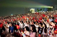 Đông đảo người dân và du khách tham dự lễ khai mạc Carnaval Hạ Long 2025.