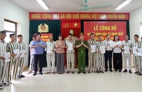 Đại tá Lê Hồng Vân, Phó Giám đốc Công an tỉnh Quảng Ninh trao Quyết định đặc xá và căn cước cho các phạm nhân được hưởng đặc xá.