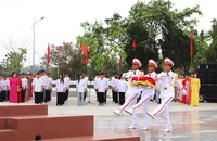 Lễ thượng cờ trên đảo Cô Tô nhân dịp kỷ niệm 64 năm Ngày Bác Hồ ra thăm đảo. (Ảnh: PHƯƠNG MẾN)