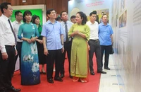 Các đại biểu tham quan Triển lãm.